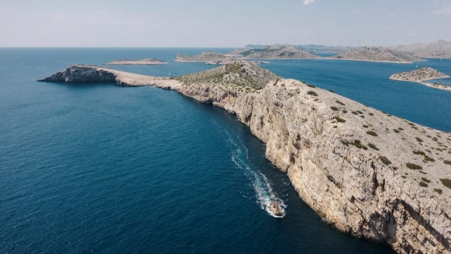 Intimate sailing boat cruise to NP Kornati - swimming in the azure bay and under the rock walls & tasting Mediterranean dishes - departure from Zadar