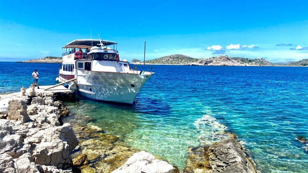 Trzy czarujące wyspy - Levrnaka (Kornati/ plaża Lojena), Mana (Kornati/ skoki z klifów) i Ugljan (wioska rybacka Kukljica)- całodniowa wycieczka statkiem