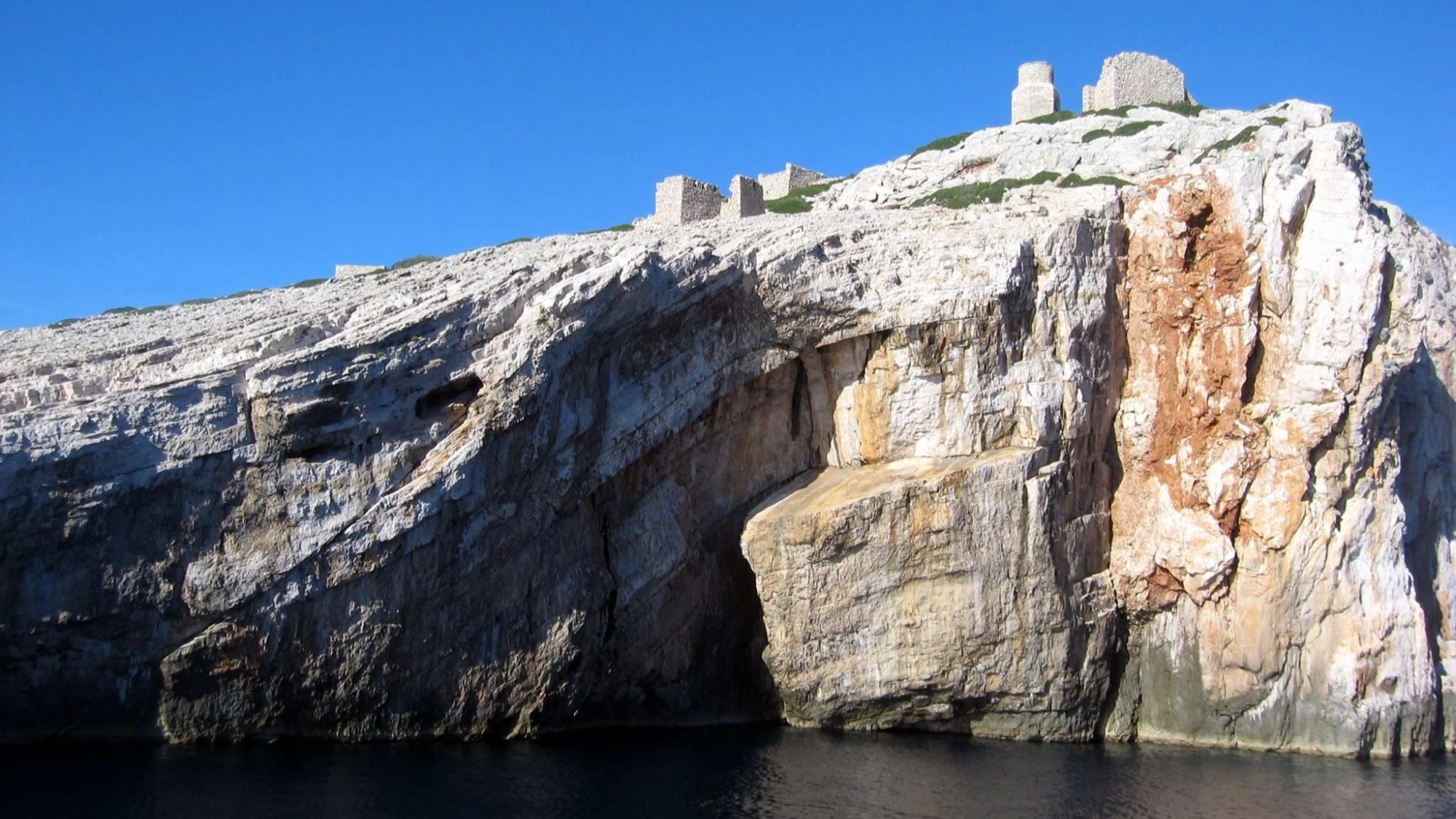 Trzy czarujące wyspy - Levrnaka (Kornati/ plaża Lojena), Mana (Kornati/ skoki z klifów) i Ugljan (wioska rybacka Kukljica)- całodniowa wycieczka statkiem