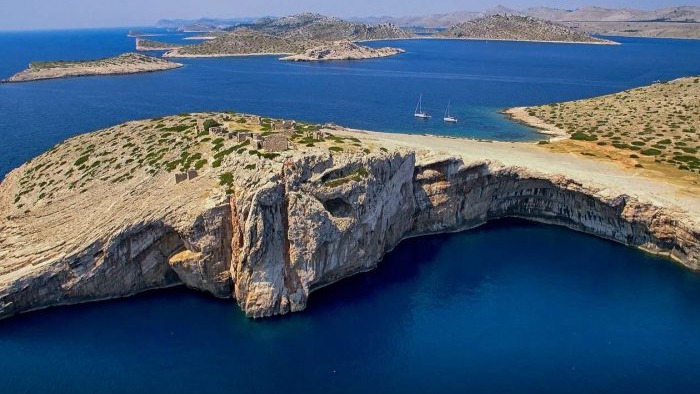 Trzy czarujące wyspy - Levrnaka (Kornati/ plaża Lojena), Mana (Kornati/ skoki z klifów) i Ugljan (wioska rybacka Kukljica)- całodniowa wycieczka statkiem