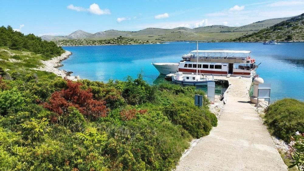 One day boat excurios - Three charming islands - Levrnaka (Kornati/ Lojena beach), Mana (Kornati/ cliff jumping) and Ugljan