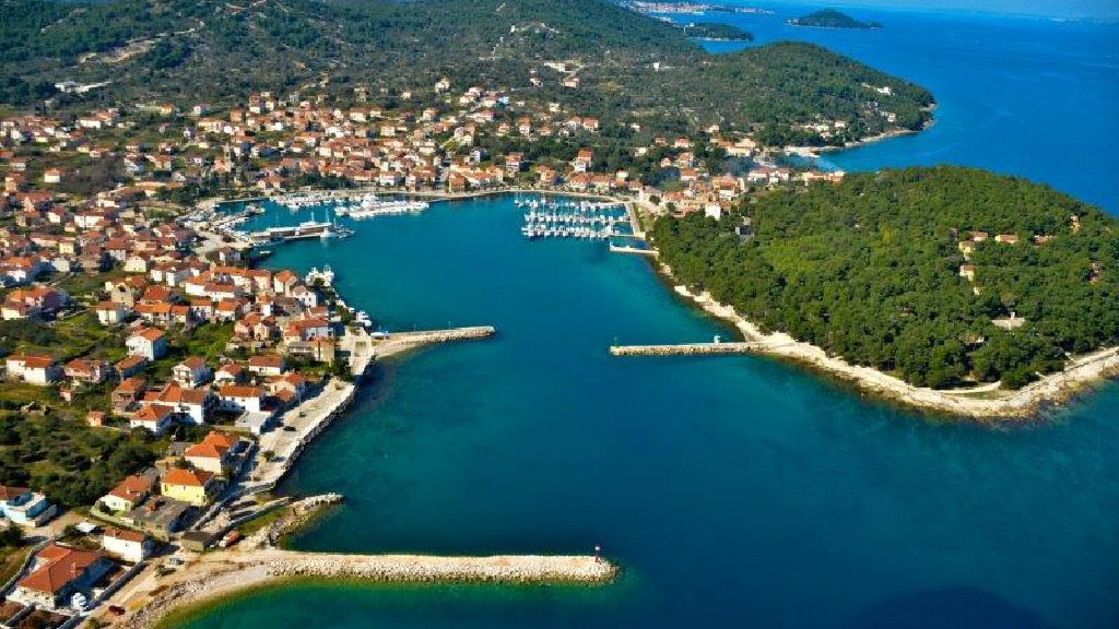 One day boat excurios - Three charming islands - Levrnaka (Kornati/ Lojena beach), Mana (Kornati/ cliff jumping) and Ugljan