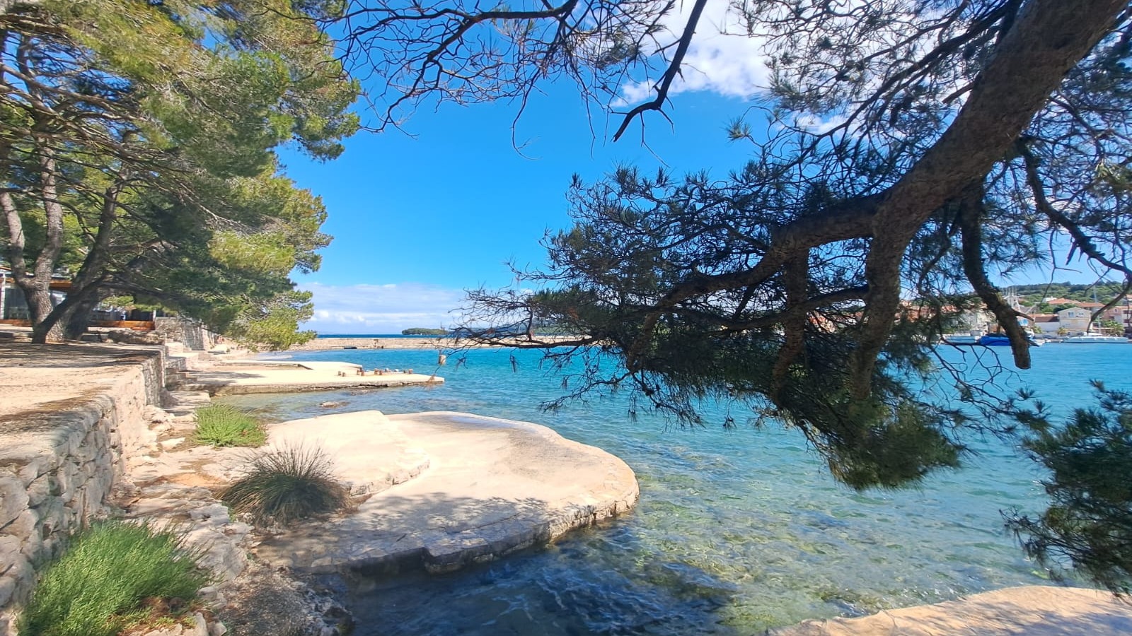 Trzy czarujące wyspy - Levrnaka (Kornati/ plaża Lojena), Mana (Kornati/ skoki z klifów) i Ugljan (wioska rybacka Kukljica)- całodniowa wycieczka statkiem