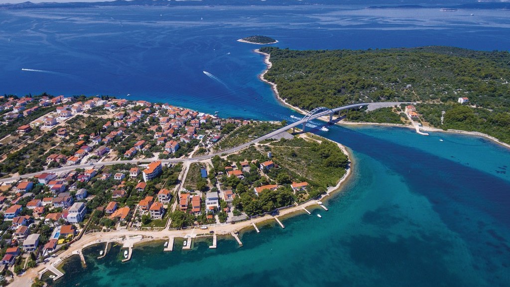 Trzy czarujące wyspy - Levrnaka (Kornati/ plaża Lojena), Mana (Kornati/ skoki z klifów) i Ugljan (wioska rybacka Kukljica)- całodniowa wycieczka statkiem